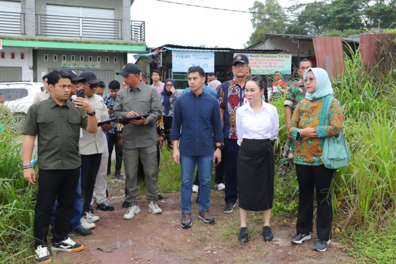 Wakil Wali Kota Batam, Li Claudia Chandra, kembali turun ke lapangan untuk meninjau pembangunan Tempat Penampungan Sementara (TPS) BIN Sampah Tertutup, Kamis (11/12/2025). Foto: INIKEPRI.COM