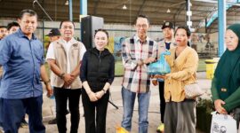 Wali Kota Batam, Amsakar Achmad, bersama Wakil Wali Kota Batam, Li Claudia Chandra, menyerahkan secara simbolis paket sembako bersubsidi kepada masyarakat Kecamatan Sagulung. Kegiatan tersebut berlangsung di SP Plaza Sagulung, Kota Batam. Foto: INIKEPRI.COM