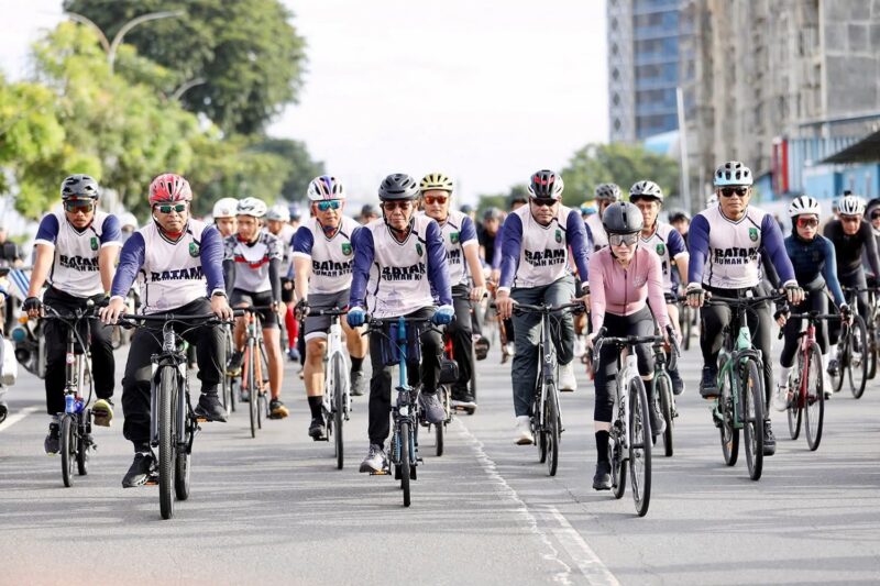 Amsakar Achmad dan Li Claudia Chandra dalam kegiatan Batam Bersepeda yang digelar sebagai bagian dari rangkaian peringatan Hari Jadi Batam (HJB) ke-196. Foto: INIKEPRI.COM