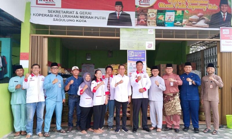 Wali Kota Batam, Amsakar Achmad, meninjau langsung aktivitas Koperasi Kelurahan Merah Putih Sagulung Kota, Senin (15/12/2025). Foto: INIKEPRI.COM