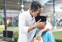 Wali Kota Batam Amsakar Achmad bersama salah satu anak di SP Plaza. Foto: INIKEPRI.COM