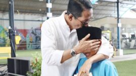 Wali Kota Batam Amsakar Achmad bersama salah satu anak di SP Plaza. Foto: INIKEPRI.COM