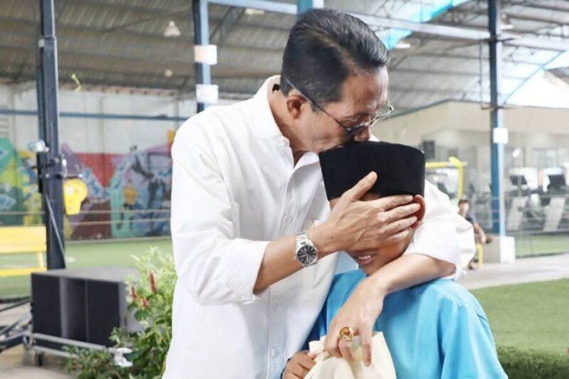 Wali Kota Batam Amsakar Achmad bersama salah satu anak di SP Plaza. Foto: INIKEPRI.COM