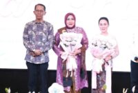 Amsakar Achmad, Erlita Sari, dan Li Claudia Chandra di perayaan hari ibu. Foto: INIKEPRI.COM