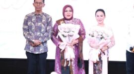 Amsakar Achmad, Erlita Sari, dan Li Claudia Chandra di perayaan hari ibu. Foto: INIKEPRI.COM