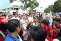Amsakar Achmad dan Li Claudia Chandra menemui para pendemo. Foto: INIKEPRI.COM