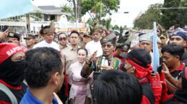 Amsakar Achmad dan Li Claudia Chandra menemui para pendemo. Foto: INIKEPRI.COM