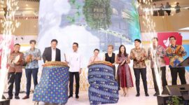 Wali Kota Batam Amsakar Achmad bersama Wakil Wali Kota Batam Li Claudia Chandra meresmikan pusat perbelanjaan K Square. Foto: INIKEPRI.COM