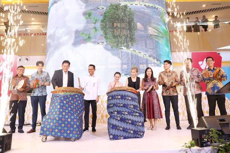 Wali Kota Batam Amsakar Achmad bersama Wakil Wali Kota Batam Li Claudia Chandra meresmikan pusat perbelanjaan K Square. Foto: INIKEPRI.COM