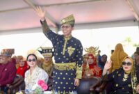 Wali Kota Batam, Amsakar Achmad, bersama Wakil Wali Kota Batam, Li Claudia Chandra, melepas peserta Pawai Budaya dalam rangka memperingati Hari Jadi Batam (HJB) ke-196 di Dataran Engku Putri, Batamcentre, Sabtu (20/12/2025). Foto: INIKEPRI.COM/Media Center Batam 