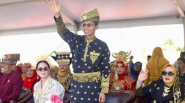 Wali Kota Batam, Amsakar Achmad, bersama Wakil Wali Kota Batam, Li Claudia Chandra, melepas peserta Pawai Budaya dalam rangka memperingati Hari Jadi Batam (HJB) ke-196 di Dataran Engku Putri, Batamcentre, Sabtu (20/12/2025). Foto: INIKEPRI.COM/Media Center Batam 