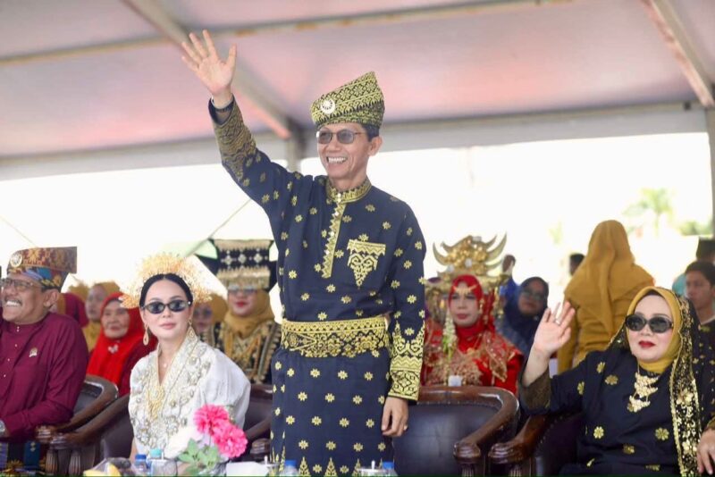 Wali Kota Batam, Amsakar Achmad, bersama Wakil Wali Kota Batam, Li Claudia Chandra, melepas peserta Pawai Budaya dalam rangka memperingati Hari Jadi Batam (HJB) ke-196 di Dataran Engku Putri, Batamcentre, Sabtu (20/12/2025). Foto: INIKEPRI.COM/Media Center Batam 