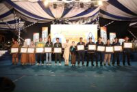 Wali Kota Batam Amsakar Achmad bersama Wakil Wali Kota Batam Li Claudia Chandra menutup rangkaian peringatan Hari Jadi Batam (HJB) ke-196 melalui Malam Apresiasi dan Solidaritas untuk Sumatera yang digelar di Dataran Engku Putri. Foto: INIKEPRI.COM