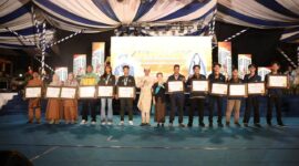 Wali Kota Batam Amsakar Achmad bersama Wakil Wali Kota Batam Li Claudia Chandra menutup rangkaian peringatan Hari Jadi Batam (HJB) ke-196 melalui Malam Apresiasi dan Solidaritas untuk Sumatera yang digelar di Dataran Engku Putri. Foto: INIKEPRI.COM