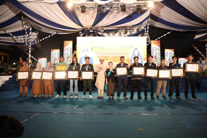 Wali Kota Batam Amsakar Achmad bersama Wakil Wali Kota Batam Li Claudia Chandra menutup rangkaian peringatan Hari Jadi Batam (HJB) ke-196 melalui Malam Apresiasi dan Solidaritas untuk Sumatera yang digelar di Dataran Engku Putri. Foto: INIKEPRI.COM