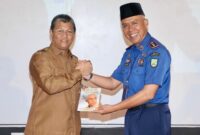 Sekretaris Daerah (Sekda) Kota Batam, Firmansyah, mewakili Wali Kota Batam, Amsakar Achmad, dan Wakil Wali Kota Batam, Li Claudia Chandra, menghadiri acara peluncuran dan bincang buku Anak Pulau Jadi Pamong yang digelar di Auditorium ITEBA, Sekupang, Senin (22/12/2025). Foto: INIKEPRI.COM
