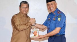 Sekretaris Daerah (Sekda) Kota Batam, Firmansyah, mewakili Wali Kota Batam, Amsakar Achmad, dan Wakil Wali Kota Batam, Li Claudia Chandra, menghadiri acara peluncuran dan bincang buku Anak Pulau Jadi Pamong yang digelar di Auditorium ITEBA, Sekupang, Senin (22/12/2025). Foto: INIKEPRI.COM