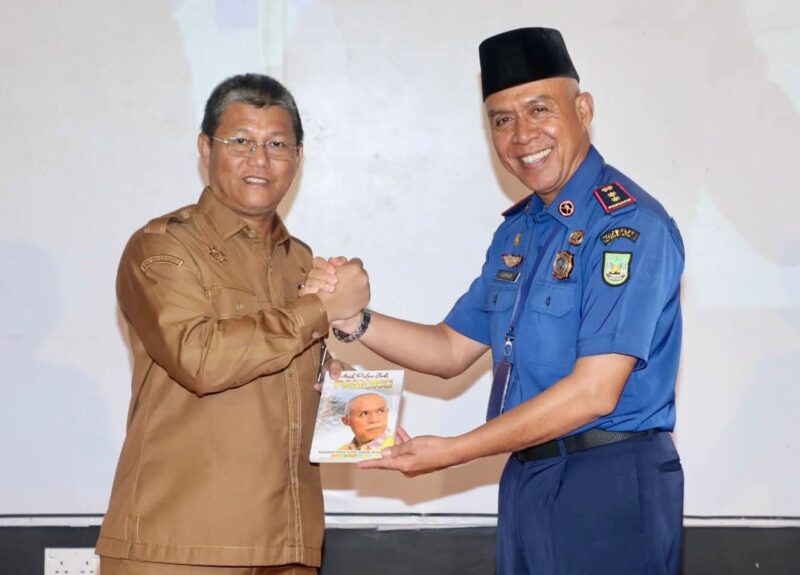 Sekretaris Daerah (Sekda) Kota Batam, Firmansyah, mewakili Wali Kota Batam, Amsakar Achmad, dan Wakil Wali Kota Batam, Li Claudia Chandra, menghadiri acara peluncuran dan bincang buku Anak Pulau Jadi Pamong yang digelar di Auditorium ITEBA, Sekupang, Senin (22/12/2025). Foto: INIKEPRI.COM