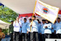 Wali Kota Batam, Amsakar Achmad, secara resmi mengukuhkan Pengurus Dewan Pimpinan Pusat Ikatan Keluarga Rempang Galang (DPP IKRAL) periode 2025-2030 di Lapangan Bola Sijantung, Kecamatan Galang. Foto: INIKEPRI.COM