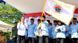 Wali Kota Batam, Amsakar Achmad, secara resmi mengukuhkan Pengurus Dewan Pimpinan Pusat Ikatan Keluarga Rempang Galang (DPP IKRAL) periode 2025-2030 di Lapangan Bola Sijantung, Kecamatan Galang. Foto: INIKEPRI.COM