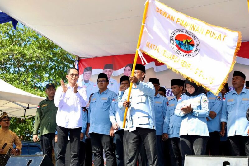 Wali Kota Batam, Amsakar Achmad, secara resmi mengukuhkan Pengurus Dewan Pimpinan Pusat Ikatan Keluarga Rempang Galang (DPP IKRAL) periode 2025-2030 di Lapangan Bola Sijantung, Kecamatan Galang. Foto: INIKEPRI.COM
