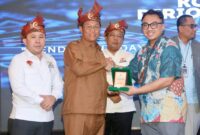 Sekretaris Daerah (Sekda) Kota Batam, Firmansyah, mewakili Wali Kota Batam, Amsakar Achmad, dan Wakil Wali Kota Batam, Li Claudia Chandra, menghadiri pelantikan Dewan Pengurus Kamar Dagang dan Industri (Kadin) Kota Batam periode 2025-2030 di Hotel Planet Batam, Senin (22/12/2025). Foto: INIKEPRI.COM