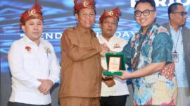 Sekretaris Daerah (Sekda) Kota Batam, Firmansyah, mewakili Wali Kota Batam, Amsakar Achmad, dan Wakil Wali Kota Batam, Li Claudia Chandra, menghadiri pelantikan Dewan Pengurus Kamar Dagang dan Industri (Kadin) Kota Batam periode 2025-2030 di Hotel Planet Batam, Senin (22/12/2025). Foto: INIKEPRI.COM