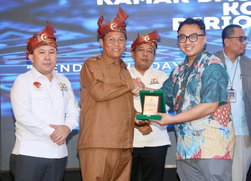 Sekretaris Daerah (Sekda) Kota Batam, Firmansyah, mewakili Wali Kota Batam, Amsakar Achmad, dan Wakil Wali Kota Batam, Li Claudia Chandra, menghadiri pelantikan Dewan Pengurus Kamar Dagang dan Industri (Kadin) Kota Batam periode 2025-2030 di Hotel Planet Batam, Senin (22/12/2025). Foto: INIKEPRI.COM