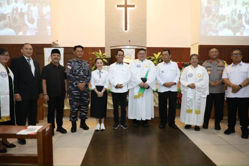 Wali Kota Batam Amsakar Achmad bersama Wakil Wali Kota Batam Li Claudia Chandra melakukan Safari Natal 2025 ke sejumlah gereja di Kota Batam. Foto: INIKEPRI.COM