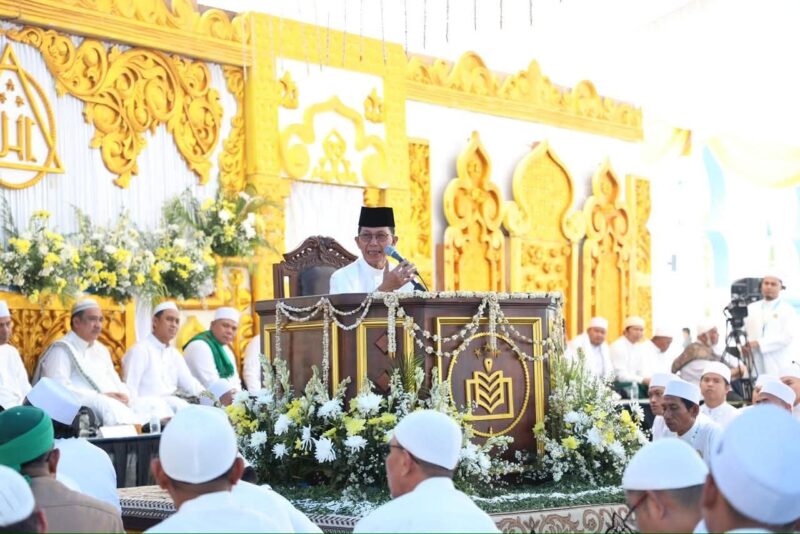 Wali Kota Batam Amsakar Achmad menghadiri Majelis Dzikir Maulidurrasul SAW dalam rangka Haul Akbar Al Khidmah Batam ke-XVI Tahun 2025 yang digelar di Masjid Raja Hamidah, Batam Center. Foto: INIKEPRI.COM