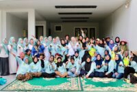 Ketua Tim Penggerak Pemberdayaan dan Kesejahteran Keluarga (TP-PKK) Kota Batam, Erlita Amsakar, menyalurkan bantuan berupa 40 paket beras dan mukena kepada para petugas Satuan Tugas (Satgas) Kebersihan yang bertugas di wilayah Batam Kota dan Nongsa. Foto: INIKEPRI.COM