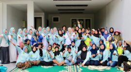 Ketua Tim Penggerak Pemberdayaan dan Kesejahteran Keluarga (TP-PKK) Kota Batam, Erlita Amsakar, menyalurkan bantuan berupa 40 paket beras dan mukena kepada para petugas Satuan Tugas (Satgas) Kebersihan yang bertugas di wilayah Batam Kota dan Nongsa. Foto: INIKEPRI.COM