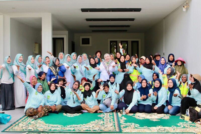 Ketua Tim Penggerak Pemberdayaan dan Kesejahteran Keluarga (TP-PKK) Kota Batam, Erlita Amsakar, menyalurkan bantuan berupa 40 paket beras dan mukena kepada para petugas Satuan Tugas (Satgas) Kebersihan yang bertugas di wilayah Batam Kota dan Nongsa. Foto: INIKEPRI.COM