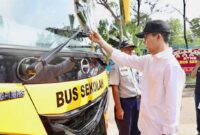 Amsakar saat menyerahkan empat unit bus sekolah bagi pelajar hinterland, serta atribut lengkap untuk juru parkir di Halaman Kantor Dinas Perhubungan (Dishub) Kota Batam. Foto: INIKEPRI.COM/Media Center Batam 