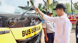 Amsakar saat menyerahkan empat unit bus sekolah bagi pelajar hinterland, serta atribut lengkap untuk juru parkir di Halaman Kantor Dinas Perhubungan (Dishub) Kota Batam. Foto: INIKEPRI.COM/Media Center Batam 