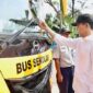 Amsakar saat menyerahkan empat unit bus sekolah bagi pelajar hinterland, serta atribut lengkap untuk juru parkir di Halaman Kantor Dinas Perhubungan (Dishub) Kota Batam. Foto: INIKEPRI.COM/Media Center Batam 