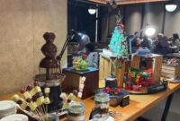 Deretan hidangan penutup bertema Natal tersaji di area dessert ARTOTEL Batam. Tampak chocolate fountain, kue berbentuk pohon Natal, Yule Log Cake, serta berbagai sajian manis lainnya yang menjadi bagian dari program Christmas Eve Feast. Foto: INIKEPRI.COM