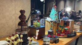 Deretan hidangan penutup bertema Natal tersaji di area dessert ARTOTEL Batam. Tampak chocolate fountain, kue berbentuk pohon Natal, Yule Log Cake, serta berbagai sajian manis lainnya yang menjadi bagian dari program Christmas Eve Feast. Foto: INIKEPRI.COM