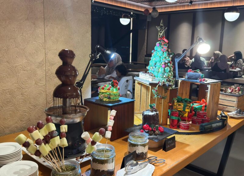 Deretan hidangan penutup bertema Natal tersaji di area dessert ARTOTEL Batam. Tampak chocolate fountain, kue berbentuk pohon Natal, Yule Log Cake, serta berbagai sajian manis lainnya yang menjadi bagian dari program Christmas Eve Feast. Foto: INIKEPRI.COM
