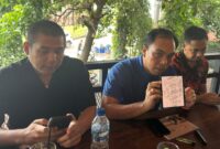 Adek Maxksita Indriawan (tengah) saat konferensi pers di Batam, Sabtu (6/12/2025). Di sebelah kanan kuasa hukum Achsan Sajri, dan di sebelah kirinya Rional Putra. Foto: INIKEPRI.COM