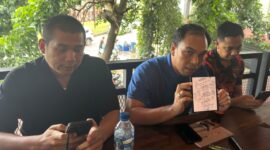 Adek Maxksita Indriawan (tengah) saat konferensi pers di Batam, Sabtu (6/12/2025). Di sebelah kanan kuasa hukum Achsan Sajri, dan di sebelah kirinya Rional Putra. Foto: INIKEPRI.COM