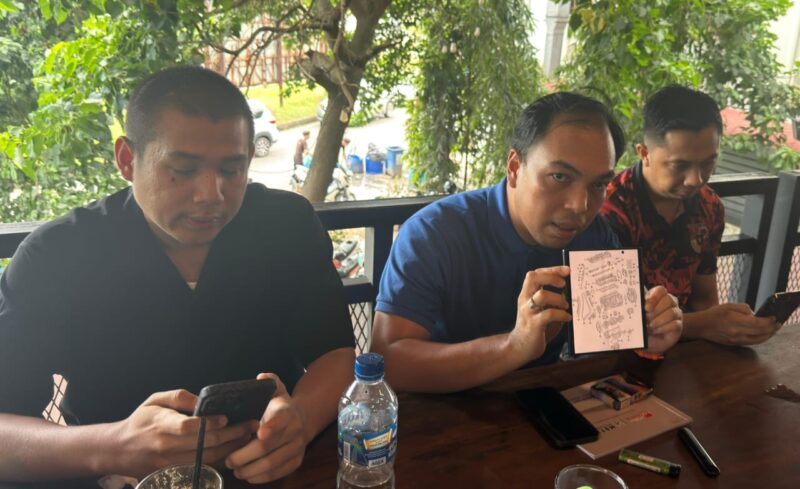 Adek Maxksita Indriawan (tengah) saat konferensi pers di Batam, Sabtu (6/12/2025). Di sebelah kanan kuasa hukum Achsan Sajri, dan di sebelah kirinya Rional Putra. Foto: INIKEPRI.COM