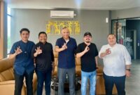 Komisaris PT Bank Tabungan Negara (BTN) Pietra Machreza Paloh (tengah) berfoto bersama Owner PT Winner Nusantara Jaya Tbk (WINR) Yusmen Liu (kedua dari kanan), Owner PT Toko Bisnis Indonesia Haris Lambey (kedua dari kiri), serta jajaran BTN Batam usai pertemuan silaturrahim dan presentasi rencana pengembangan proyek Winner Group. Foto: INIKEPRI.COM