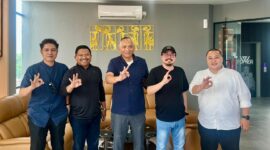 Komisaris PT Bank Tabungan Negara (BTN) Pietra Machreza Paloh (tengah) berfoto bersama Owner PT Winner Nusantara Jaya Tbk (WINR) Yusmen Liu (kedua dari kanan), Owner PT Toko Bisnis Indonesia Haris Lambey (kedua dari kiri), serta jajaran BTN Batam usai pertemuan silaturrahim dan presentasi rencana pengembangan proyek Winner Group. Foto: INIKEPRI.COM