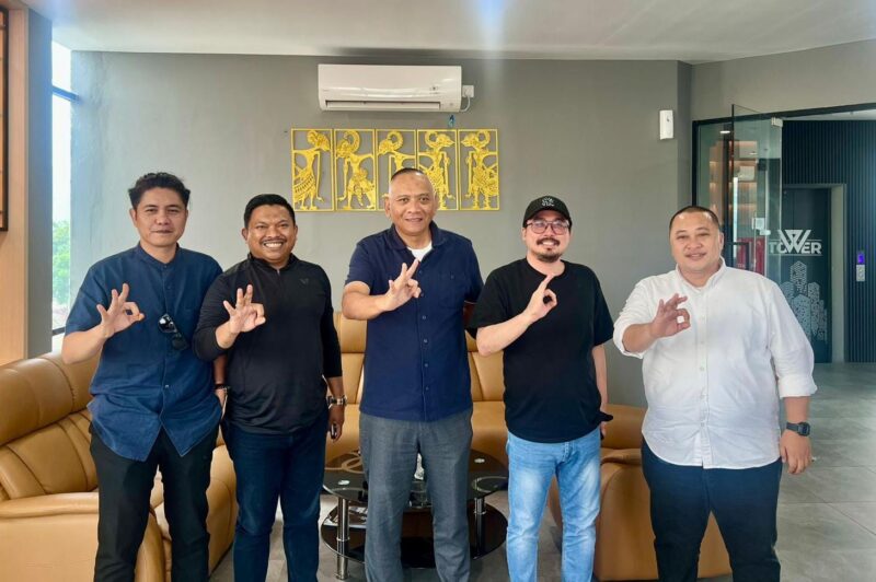 Komisaris PT Bank Tabungan Negara (BTN) Pietra Machreza Paloh (tengah) berfoto bersama Owner PT Winner Nusantara Jaya Tbk (WINR) Yusmen Liu (kedua dari kanan), Owner PT Toko Bisnis Indonesia Haris Lambey (kedua dari kiri), serta jajaran BTN Batam usai pertemuan silaturrahim dan presentasi rencana pengembangan proyek Winner Group. Foto: INIKEPRI.COM