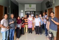 Bupati Natuna Cen Sui Lan meninjau langsung Rumah Singgah Kabupaten Natuna yang berada di Perumahan Citra Upaya Bhakti Tiban Koperasi Blok K Nomor 80, Kota Batam, Sabtu (6/12/2025). Foto: INIKEPRI.COM