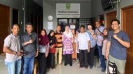 Bupati Natuna Cen Sui Lan meninjau langsung Rumah Singgah Kabupaten Natuna yang berada di Perumahan Citra Upaya Bhakti Tiban Koperasi Blok K Nomor 80, Kota Batam, Sabtu (6/12/2025). Foto: INIKEPRI.COM