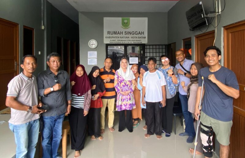 Bupati Natuna Cen Sui Lan meninjau langsung Rumah Singgah Kabupaten Natuna yang berada di Perumahan Citra Upaya Bhakti Tiban Koperasi Blok K Nomor 80, Kota Batam, Sabtu (6/12/2025). Foto: INIKEPRI.COM