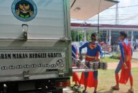 Berseragam Superman, petugas MBG antar makanan bergizi ke MIN Tanjungpinang. Foto: INIKEPRI.COM