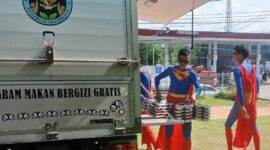 Berseragam Superman, petugas MBG antar makanan bergizi ke MIN Tanjungpinang. Foto: INIKEPRI.COM